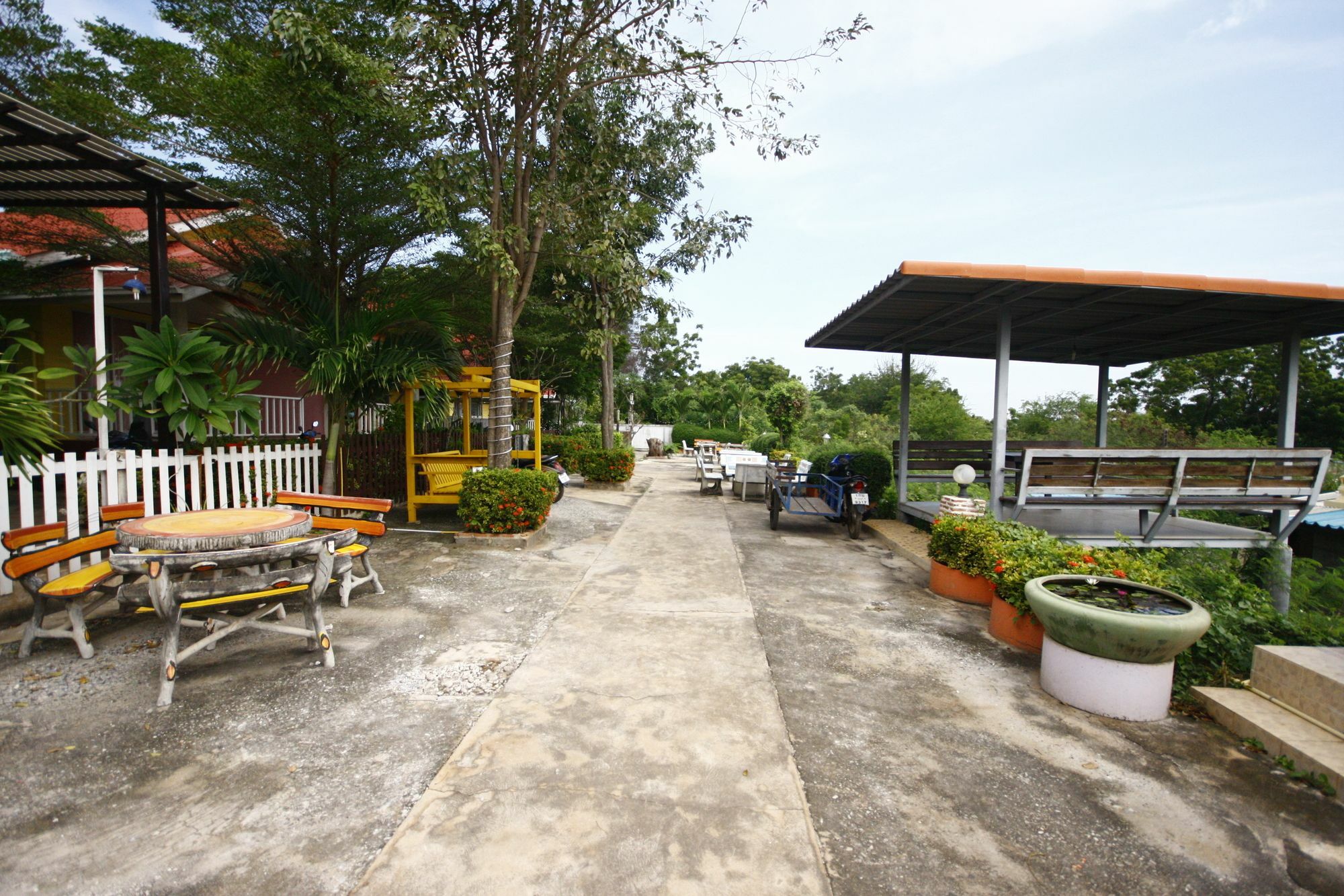 Insook Ko Larn Resort Exterior photo